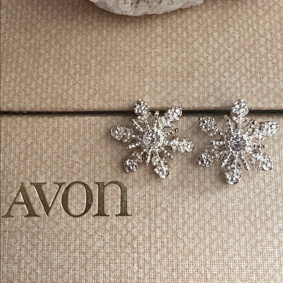 Vintage 2005 Avon Snowflake Crystal Stud Earrings NIB Sparkly Winter Holiday 196 - Picture 3 of 10